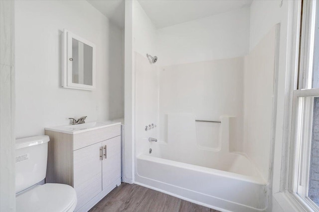 1008 Primrose St SE, Roanoke, VA 24014 - bathroom featuring vanity, washtub / shower combination, and wood finished floors