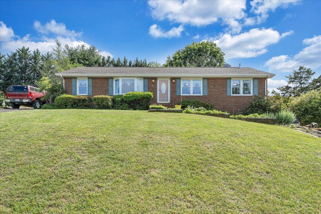 8137 Hunters Trl, Roanoke, VA 24019 - ranch-style home with a front lawn and brick siding