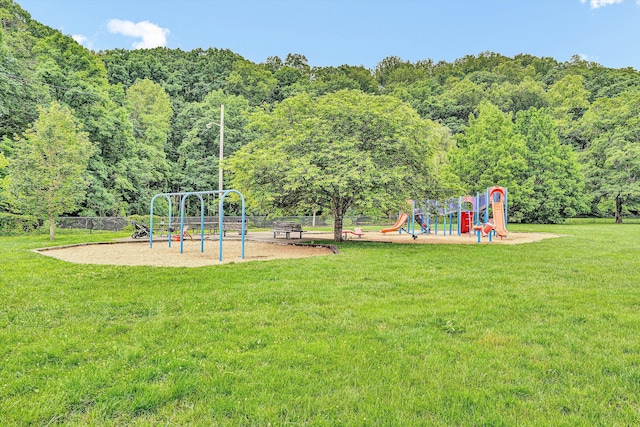1407 Brandon Ave SW, Roanoke, VA 24015 - communal playground featuring a view of trees