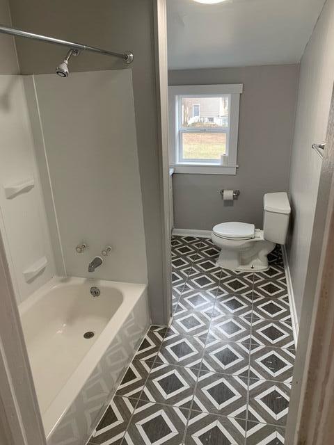 1120 6th St SE, Roanoke, VA 24013 - bathroom with toilet, bathing tub / shower combination, and baseboards