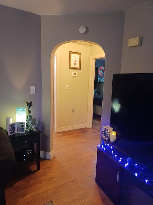 2521 Chatham St NW, Roanoke, VA 24012 - hall featuring arched walkways, wood finished floors, and baseboards