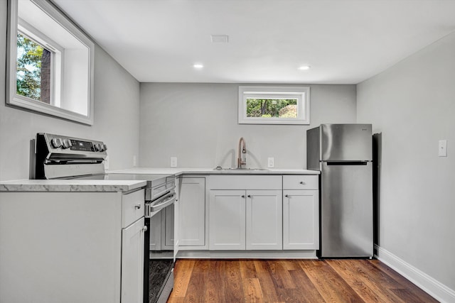 4816 Colonial Ave, Roanoke, VA 24018 - kitchen featuring appliances with stainless steel finishes, a sink, dark wood finished floors, light countertops, and baseboards