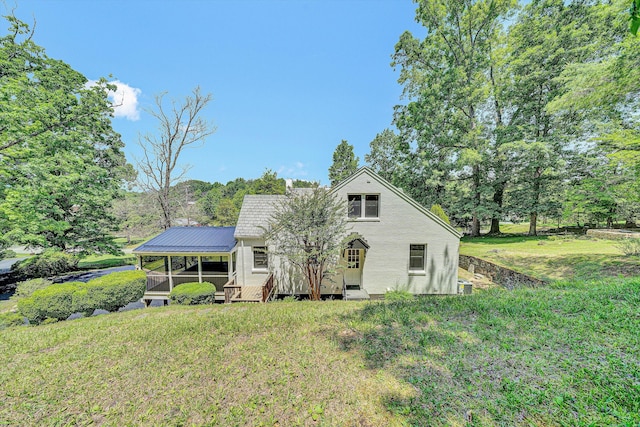 4816 Colonial Ave, Roanoke, VA 24018 - view of front of home featuring a front lawn and a sunroom