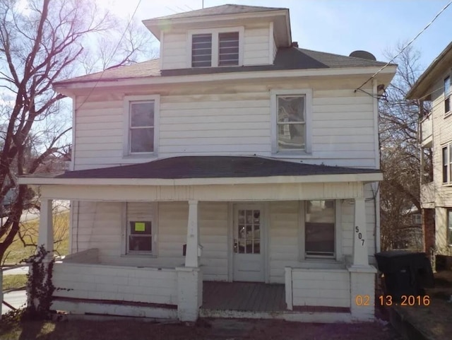 507 Bullitt Ave SE, Roanoke, VA 24013 - american foursquare style home with a porch and a shingled roof