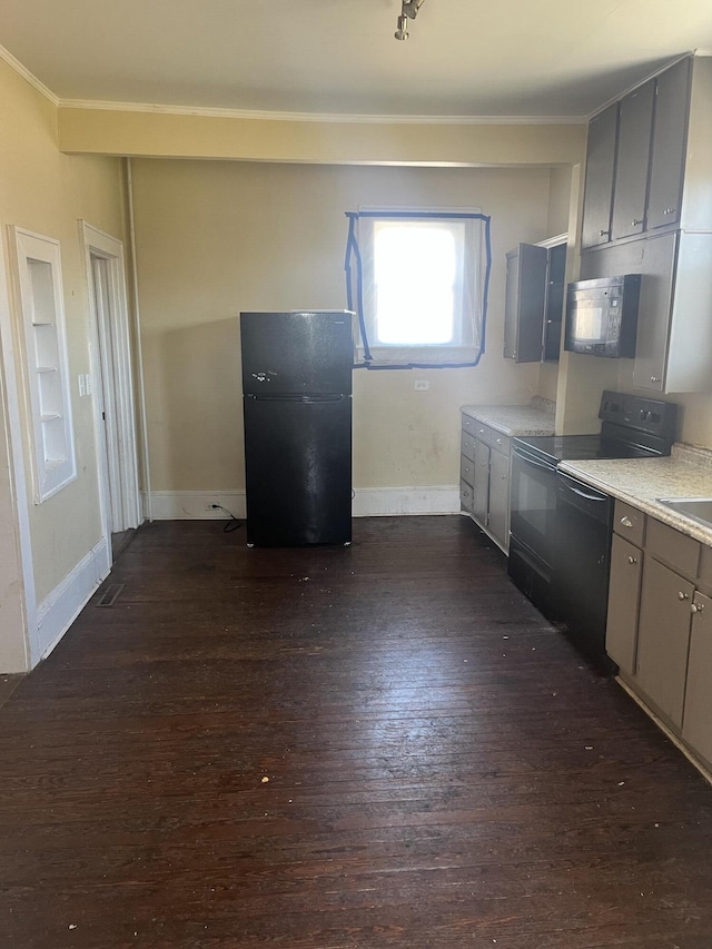 2816 10th St NW, Roanoke, VA 24012 - kitchen with black appliances, gray cabinetry, crown molding, dark wood finished floors, and baseboards
