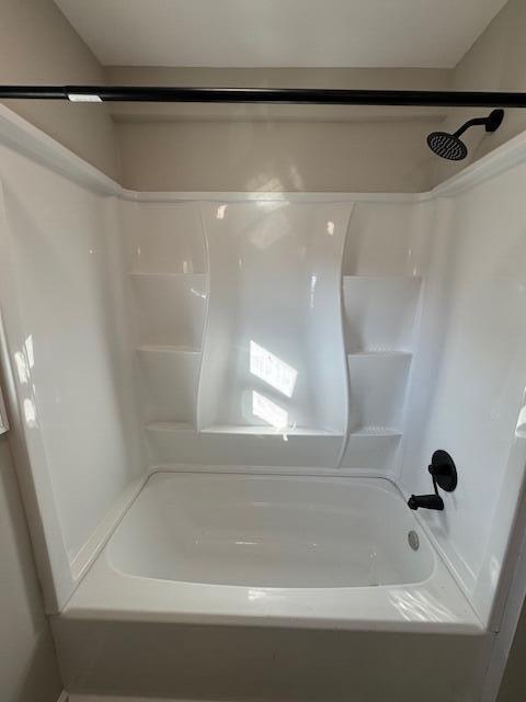 2207 Melrose Ave NW, Roanoke, VA 24017 - full bathroom featuring shower / bath combination