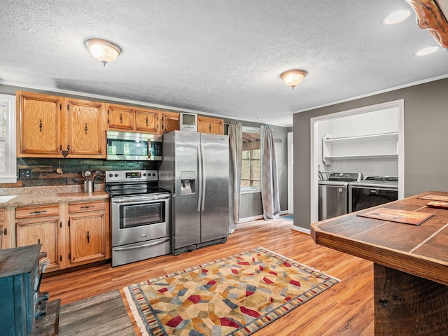 6357 Breckinridge Mill Rd, Fincastle, VA 24090 - kitchen featuring stainless steel appliances, washing machine and clothes dryer, light wood-style flooring, a textured ceiling, and light countertops