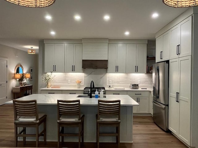 844 Lakewatch Cir, Moneta, VA 24121 - kitchen featuring stainless steel fridge, a sink, backsplash, dark wood-style floors, and recessed lighting