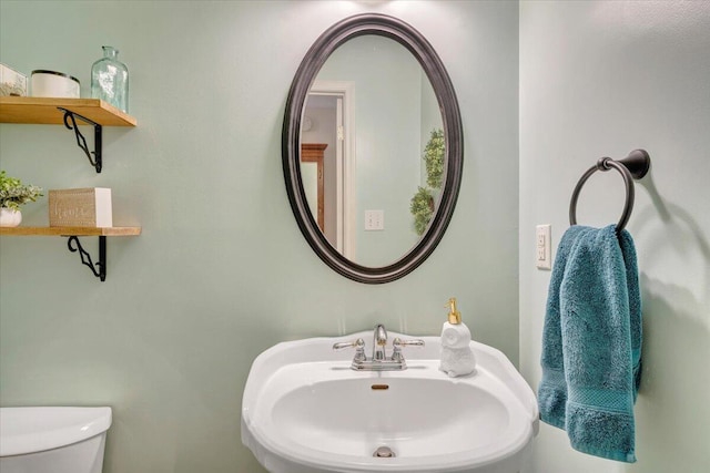 610 Crystal Anne Ln, Roanoke, VA 24019 - half bathroom featuring a sink and toilet