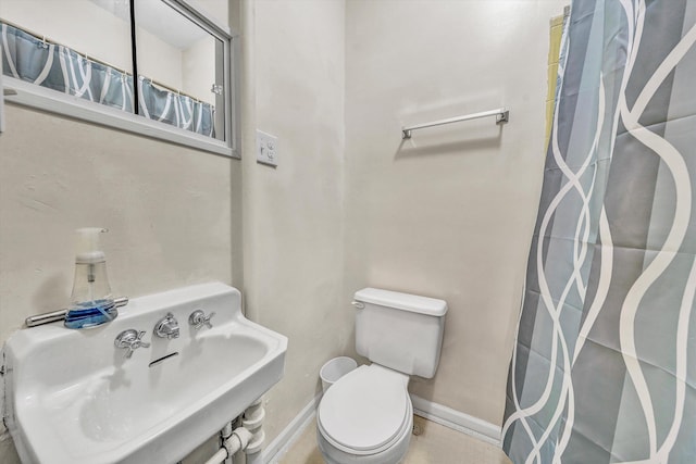 602 Allison Ave SW, Roanoke, VA 24016 - full bath featuring toilet, a sink, and baseboards