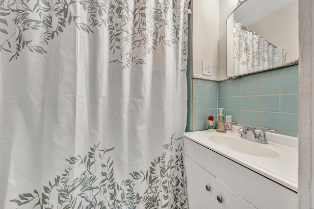 602 Allison Ave SW, Roanoke, VA 24016 - full bathroom with vanity, tasteful backsplash, tile walls, and a shower with shower curtain