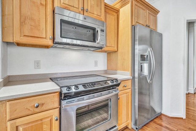 3303 Belshire Ct SW, Roanoke, VA 24014 - kitchen featuring appliances with stainless steel finishes, light countertops, and light wood-type flooring
