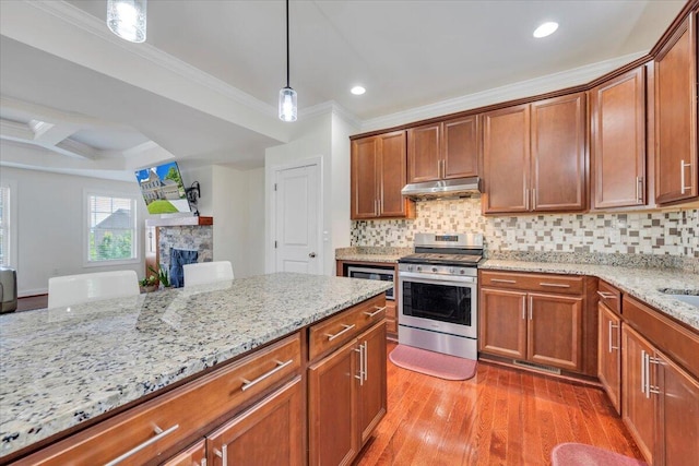 7019 Linn Cove Ct, Roanoke, VA 24018 - kitchen featuring stainless steel range with gas stovetop, under cabinet range hood, light wood finished floors, light stone countertops, and ornamental molding