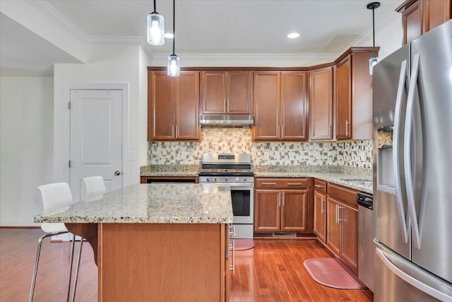 7019 Linn Cove Ct, Roanoke, VA 24018 - kitchen with stainless steel appliances, under cabinet range hood, wood finished floors, crown molding, and a breakfast bar area