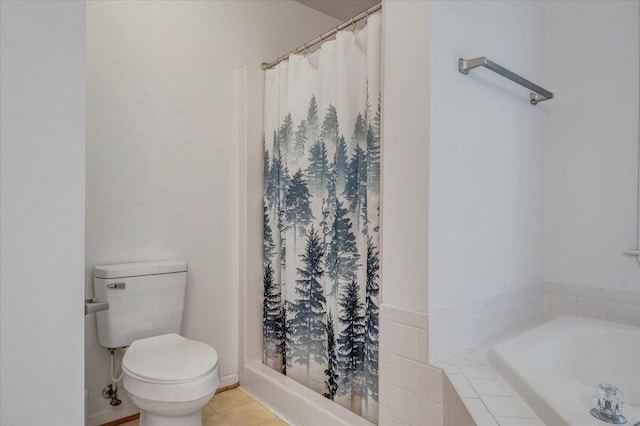 828 Ray St, Roanoke, VA 24019 - bathroom featuring toilet, a garden tub, a shower with curtain, and tile patterned floors