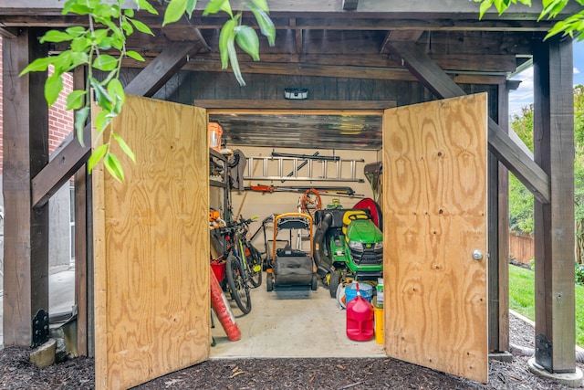 2561 Inglewood Rd SW, Roanoke, VA 24015 - view of outbuilding with a garage