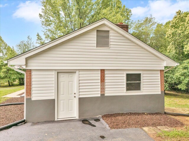 201 Forest Ridge Dr, Vinton, VA 24179 - view of front of house with a chimney