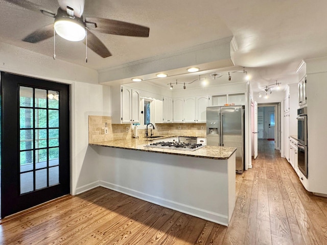 4867 Hunting Hills Dr, Roanoke, VA 24018 - kitchen with stainless steel appliances, a peninsula, ornamental molding, a sink, and a ceiling fan