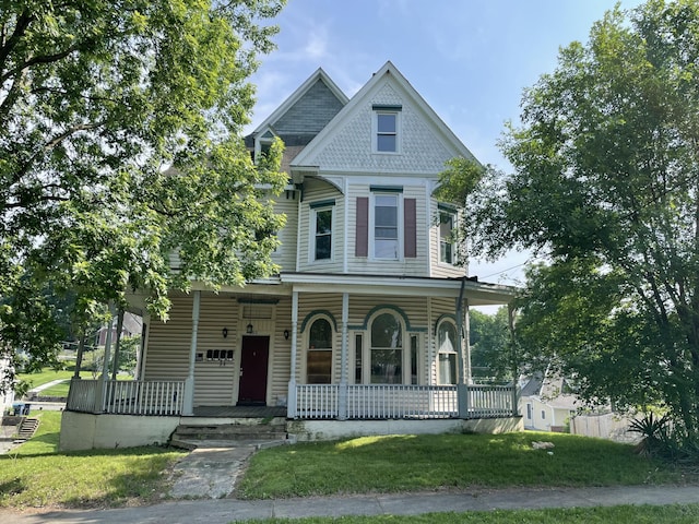 832 Patterson Ave SW, Roanoke, VA 24016 - victorian house with a porch and a front yard