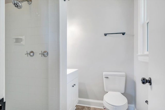 547 Dillard Rd SW, Roanoke, VA 24014 - full bath with tiled shower, vanity, toilet, and baseboards