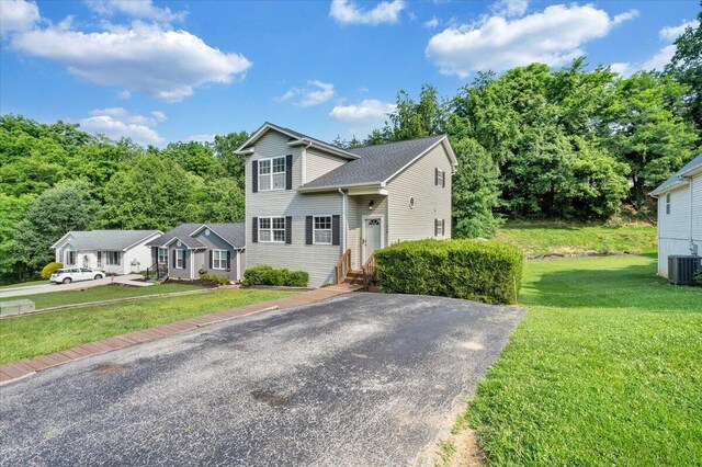 715 N Stonewall St, Salem, VA 24153 - view of front facade with a front yard