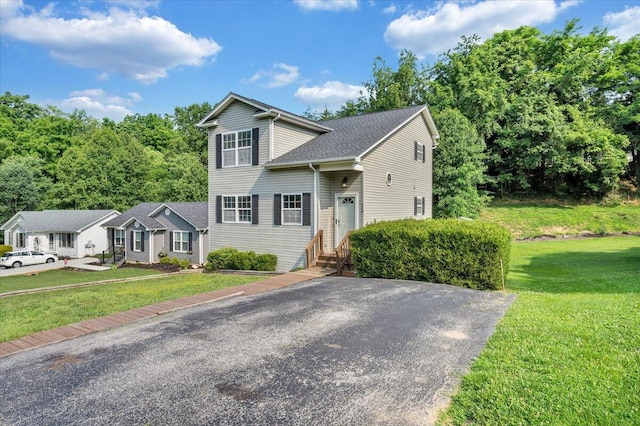715 N Stonewall St, Salem, VA 24153 - view of front facade featuring entry steps and a front lawn
