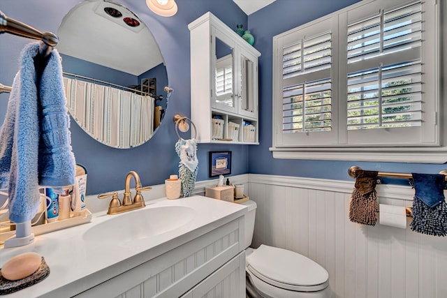 2139 Bailey Ave, Salem, VA 24153 - full bath featuring wainscoting, toilet, vanity, and curtained shower