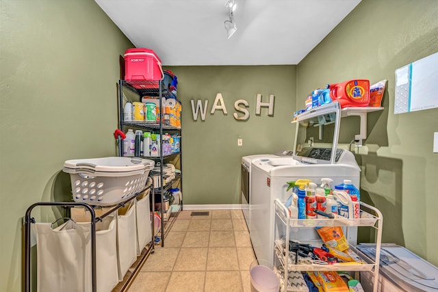 6131 Carolina Trl, Roanoke, VA 24019 - laundry area with washer and clothes dryer and baseboards