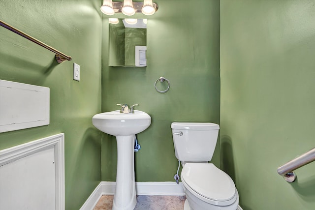 2527 Northminster Rd NW, Roanoke, VA 24012 - bathroom featuring toilet, baseboards, a chandelier, tile patterned floors, and a sink