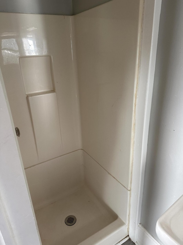 605 6th St SE, Roanoke, VA 24013 - full bathroom with a shower stall
