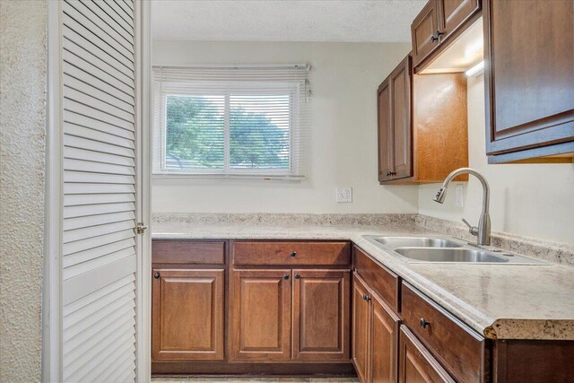 1046 Silverwood Rd NW, Roanoke, VA 24017 - kitchen with light countertops