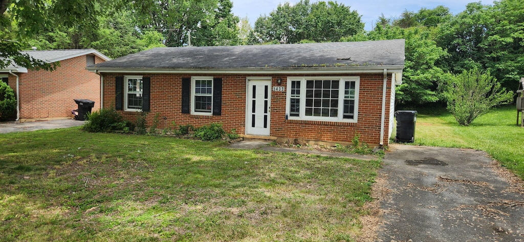 5433 Flagler Dr, Roanoke, VA 24019 - view of front of house featuring brick siding and a front yard