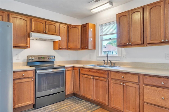 825 Day Ave SW, Roanoke, VA 24016 - kitchen featuring stainless steel appliances, under cabinet range hood, a sink, and light countertops