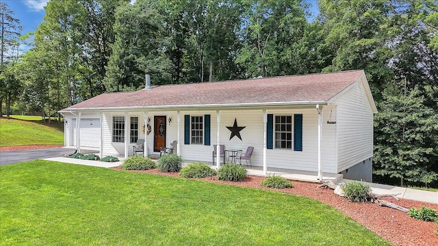 139 Lynville Dr, Hardy, VA 24101 - single story home featuring a porch, asphalt driveway, a front lawn, and a garage