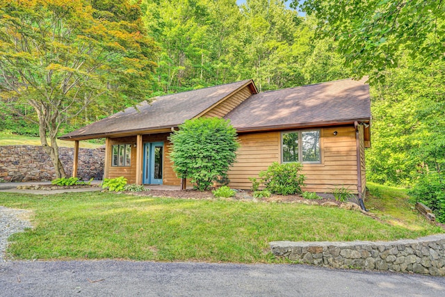 8757 Bent Mountain Rd, Roanoke, VA 24018 - rustic home featuring a shingled roof and a front yard