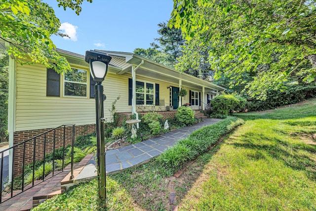2343 Circle Dr SW, Roanoke, VA 24018 - ranch-style house featuring a front yard and covered porch