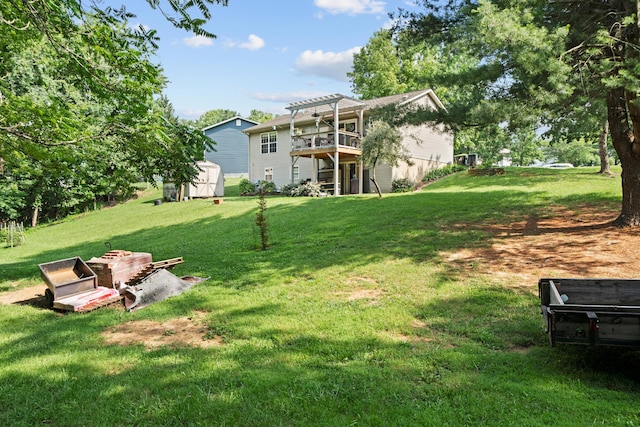 73 Bounty Ct, Roanoke, VA 24019 - view of grassy yard with a pergola, a wooden deck, and a storage unit
