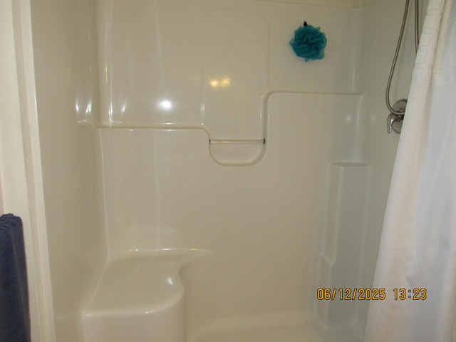 5605 Prunty Dr, Salem, VA 24153 - bathroom with curtained shower