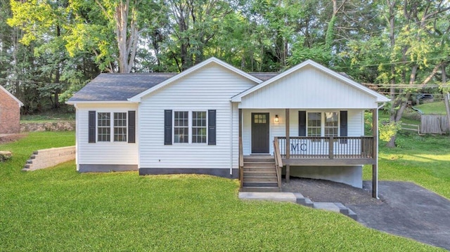 3713 Pinevale Rd, Roanoke, VA 24018 - view of front facade featuring a porch and a front yard