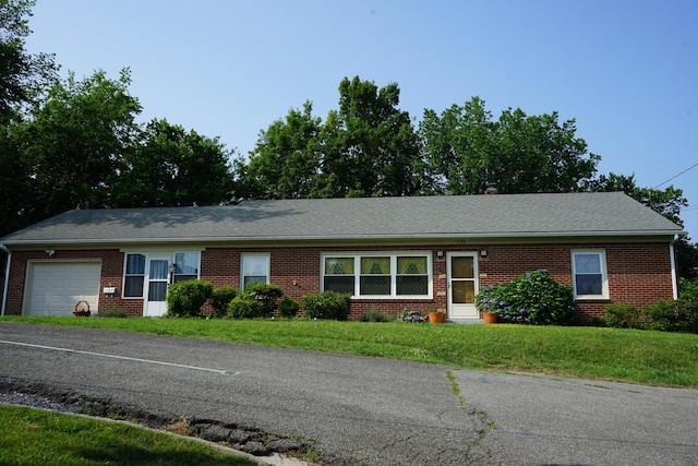 520 S Poplar St, Vinton, VA 24179 - ranch-style home featuring brick siding, a garage, and a front lawn