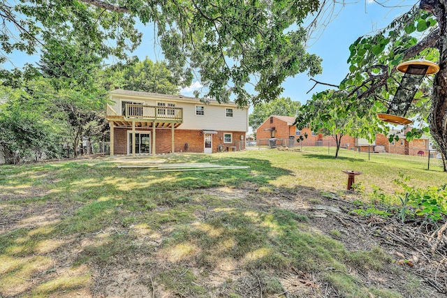 5428 Sweetfern Dr, Roanoke, VA 24019 - fenced backyard with a wooden deck