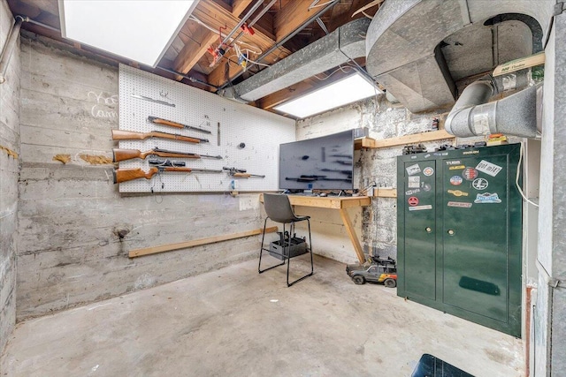 2702 Yellow Mountain Rd SE, Roanoke, VA 24014 - unfinished basement featuring a workshop area