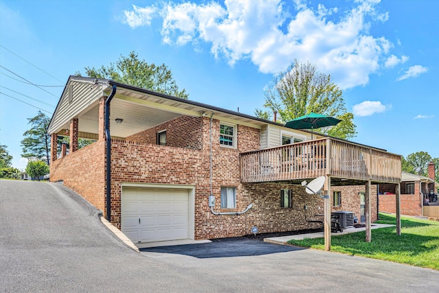 716 Arcadia Cir, Vinton, VA 24179 - view of property featuring an attached garage and driveway