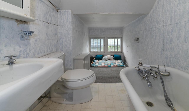 2506 Rosalind Ave SW, Roanoke, VA 24014 - full bathroom featuring toilet and a bathtub