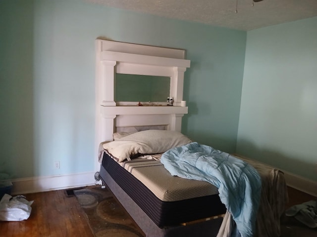 918 Dale Ave SE, Roanoke, VA 24013 - bedroom featuring wood finished floors and baseboards