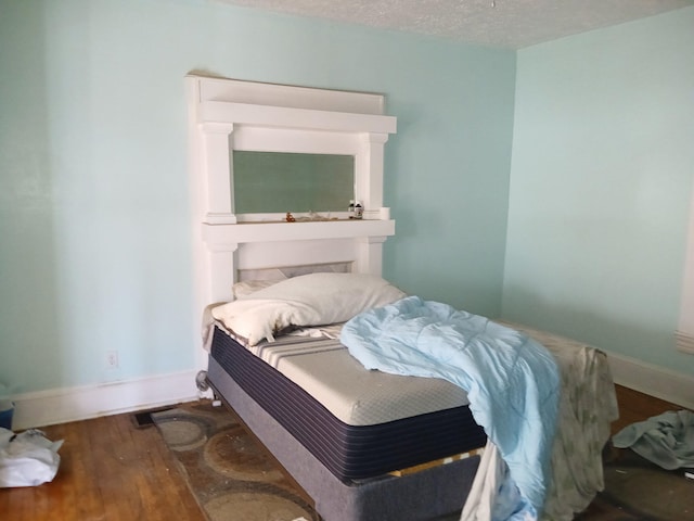 918 Dale Ave SE, Roanoke, VA 24013 - bedroom featuring wood finished floors and a textured ceiling