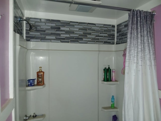 918 Dale Ave SE, Roanoke, VA 24013 - full bath with curtained shower