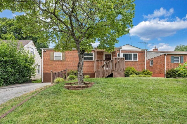 618 Gladies St NW, Roanoke, VA 24017 - single story home featuring brick siding, a front lawn, and asphalt driveway