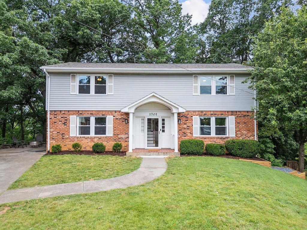 1701 Glendon Rd, Salem, VA 24153 - view of front of property featuring brick siding and a front yard
