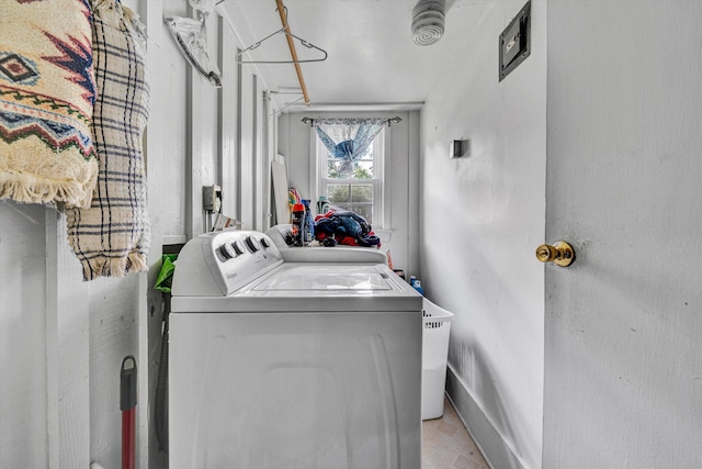 3653 Bunker Hill Dr, Roanoke, VA 24018 - laundry area with washing machine and clothes dryer and baseboards